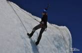 Após chegar no alto da parede de gelo, descendo de rapel a parede no glaciar Viedma, no Parque Nacional Los Glaciares, região de El Chaltén, no sul da Argentina